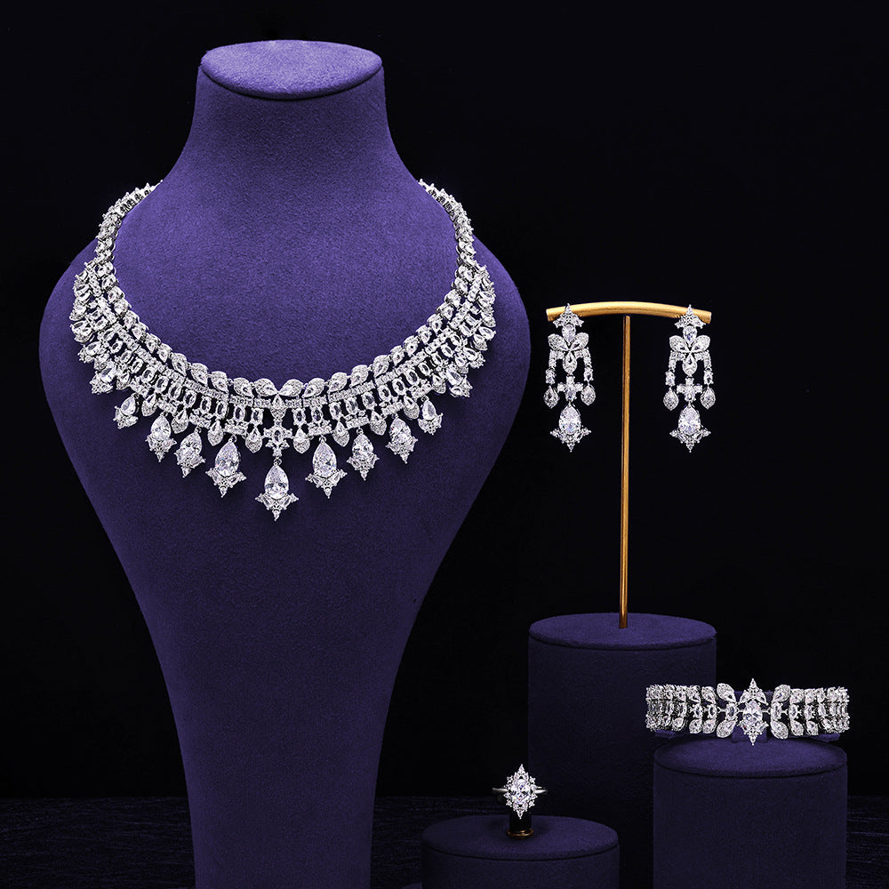 Luxurious jewelry set