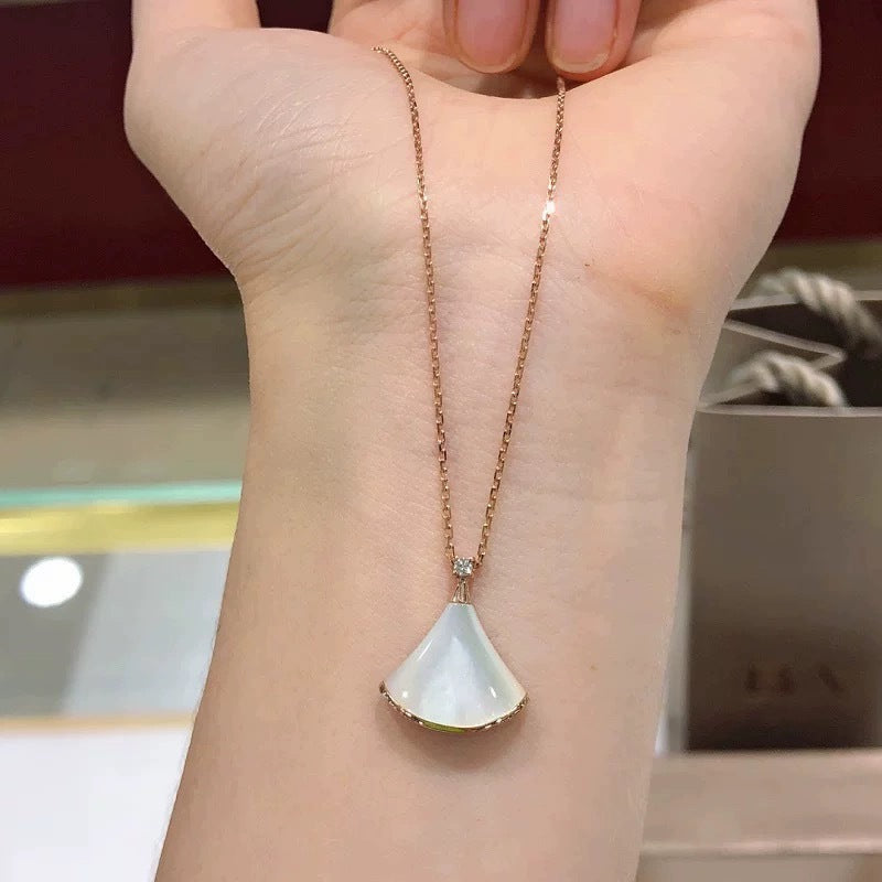Mother-of-pearl skirt necklace