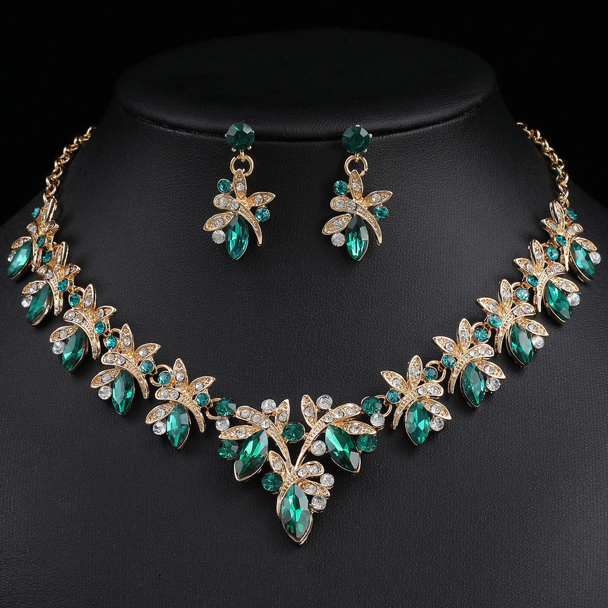 Glass crystal inlaid necklace set