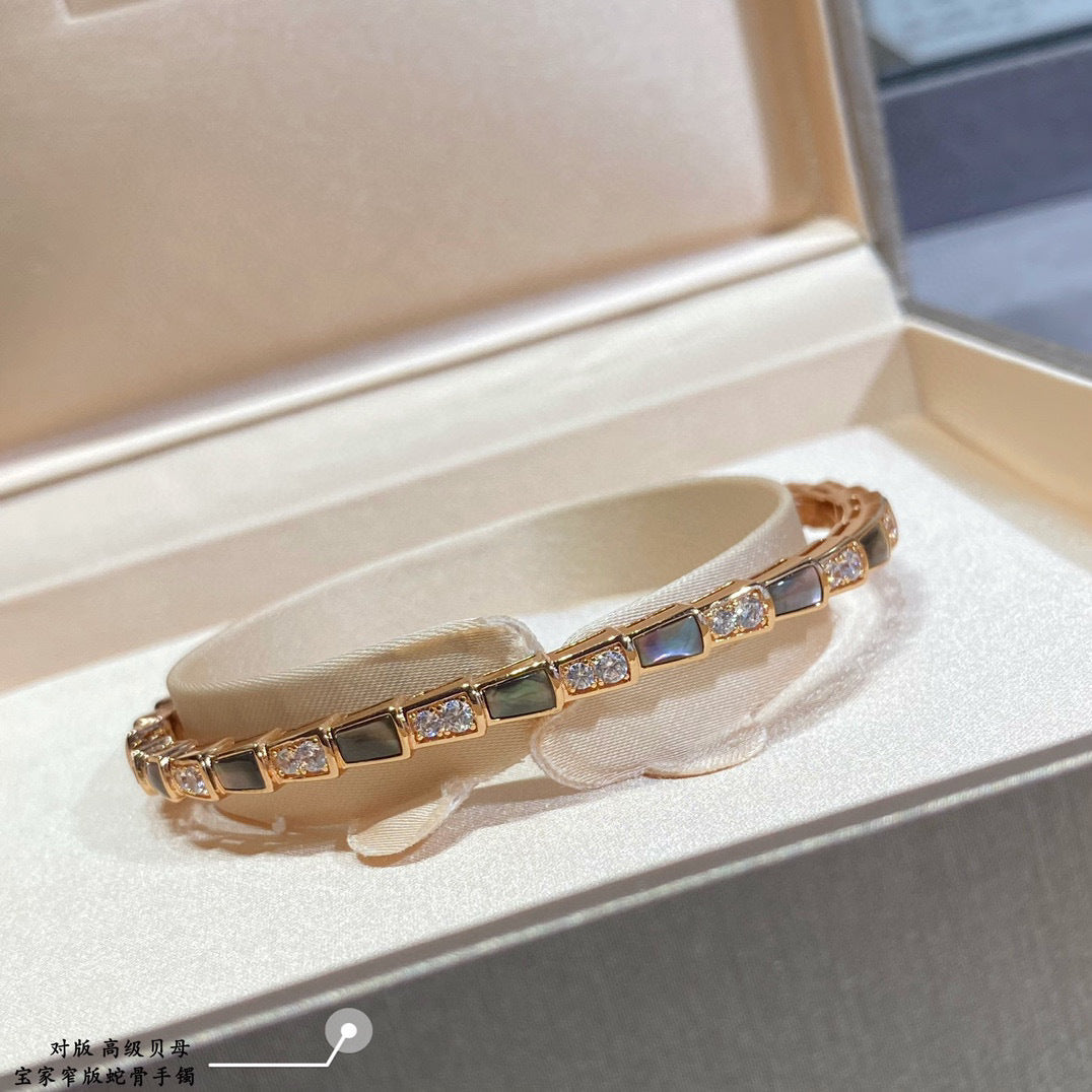 White mother-of-pearl snake bone bracelet