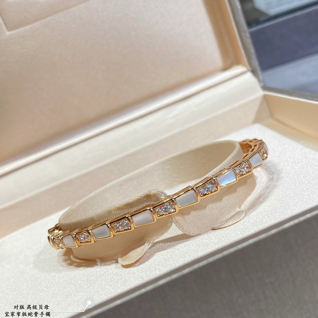 White mother-of-pearl snake bone bracelet