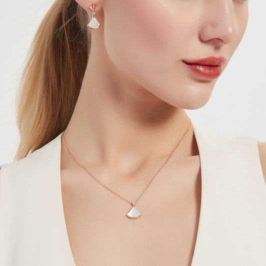 Mother-of-pearl skirt necklace